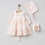 Robe de cérémonie bébé avec bonnet & chaussons – Élégance dentelle