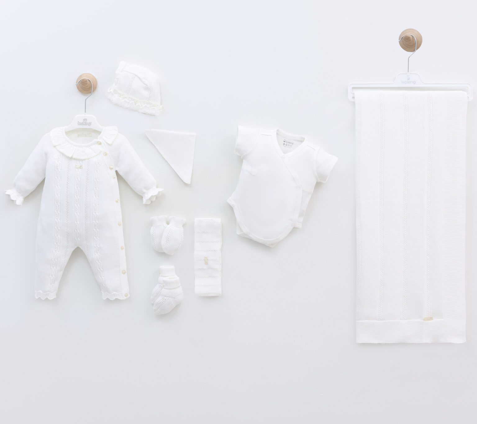 3137 white Pack naissance en maille coton – 8 pièces essentielles – Image 1