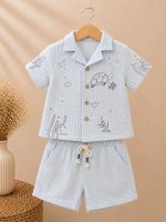 Ensemble garçon 2 pièces chemise & short imprimé – disponible en beige et bleu – Image 2