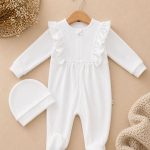Grenouillère bébé avec bonnet et volants