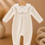 Grenouillère bébé élégante col brodé – Écru
