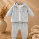 Ensemble bébé 3 pièces – Veste à capuche, haut & pantalon bleu doux