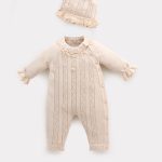 Grenouillère bébé raffinée avec bonnet assorti