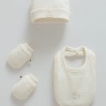 Coffret Naissance Lapin Écru – Bonnet, Bavoir & Moufles