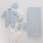 Coffret Naissance Classique en Maille – Ensemble 8 Pièces avec Couverture