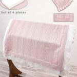 Coffret Couverture Bébé en Maille Rose – Ensemble 4 Pièces