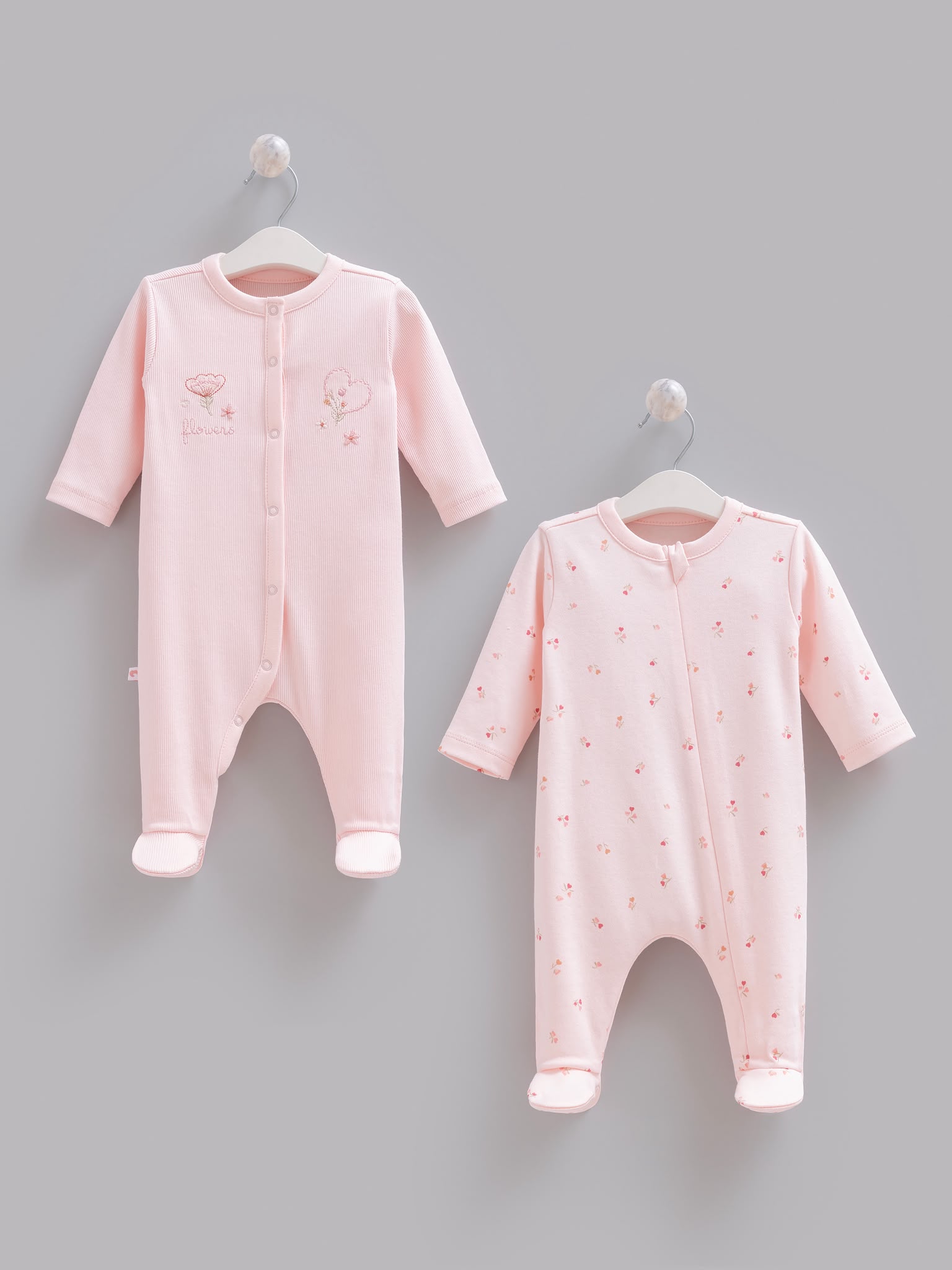 TK2528.PEMBE Lot de 2 Pyjamas Naissance – Fleurs en Coton Doux – Image 1