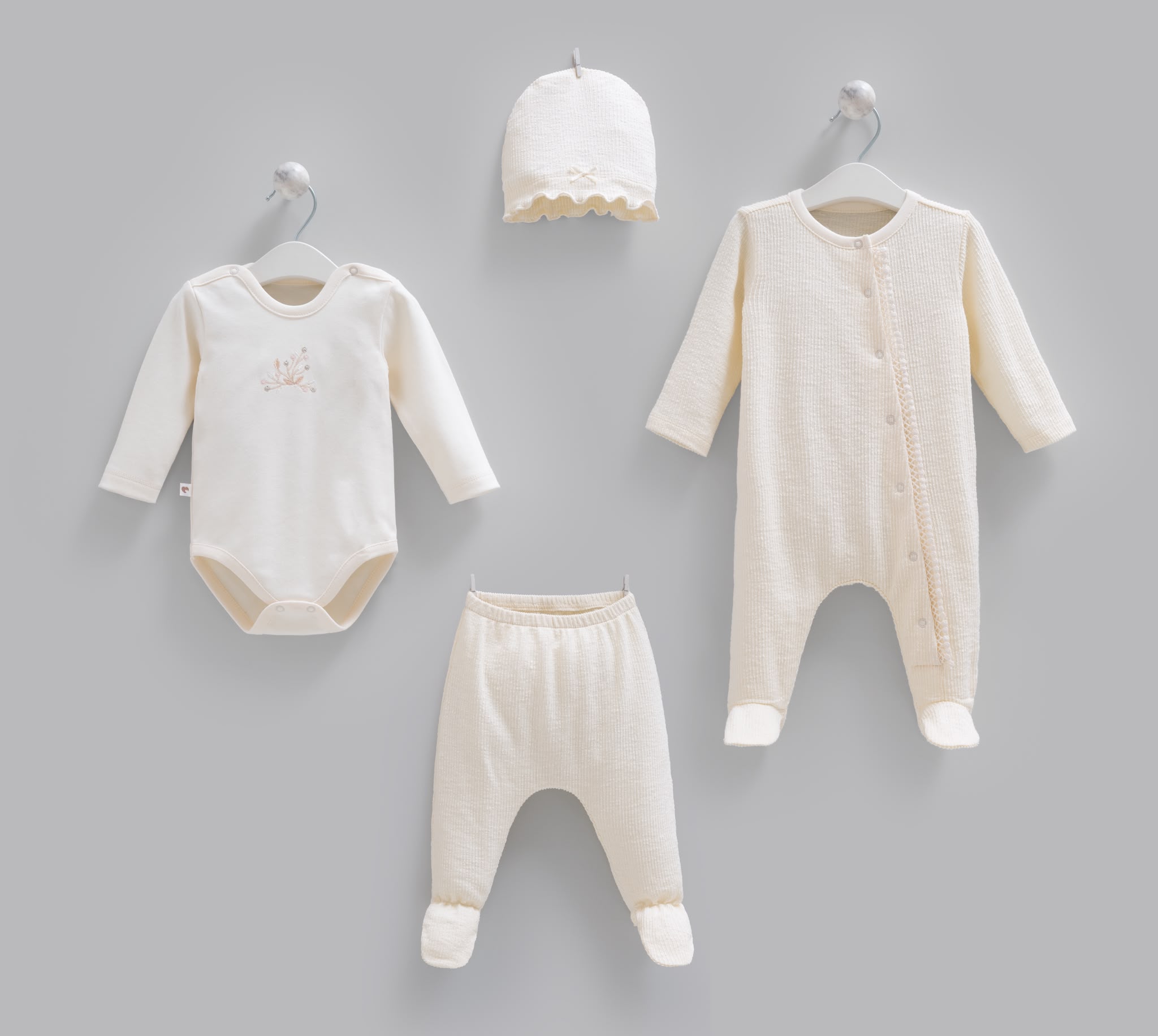 ZK2534.EKRU Ensemble Naissance 4 Pièces – Écru en Coton Doux – Image 1