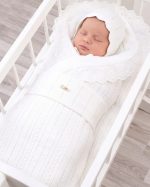 Coffret Couverture Bébé en Maille Blanche – Ensemble 4 Pièces – Image 2