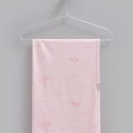 Couverture bébé "Ciel Étoilé" en coton doux – rose, motif arbres, lune et nuages