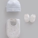 Ensemble naissance 3 pièces "Petits Ours" – bonnet, bavoir et moufles en coton doux